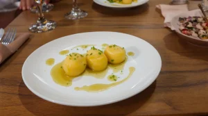 « C’est un des marqueurs de la cuisine française » : les conseils d’un chef pour sublimer le poireau