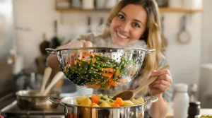 « Je ne l’utilisais que pour égoutter les pâtes » : ces astuces avec une passoire changent la cuisine