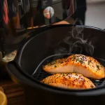 Saumon à l’AirFryer : je le cuis en quelques minutes, avec une chair fondante et une peau croustillante